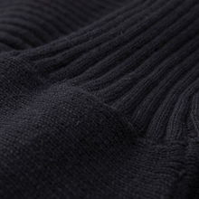 優雅隨行，舒適恒久 佐丹奴經典黑色開襟針織衫的日常美學